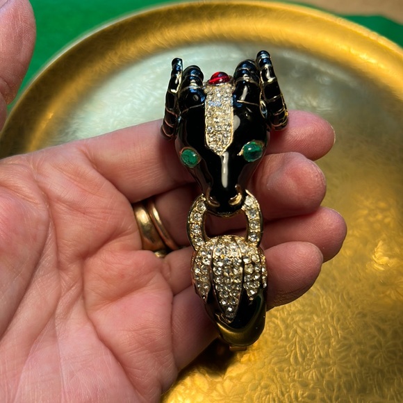 Vintage Ciner Jeweled Enamel Rams head bangle but can’t find signature - Picture 5 of 6